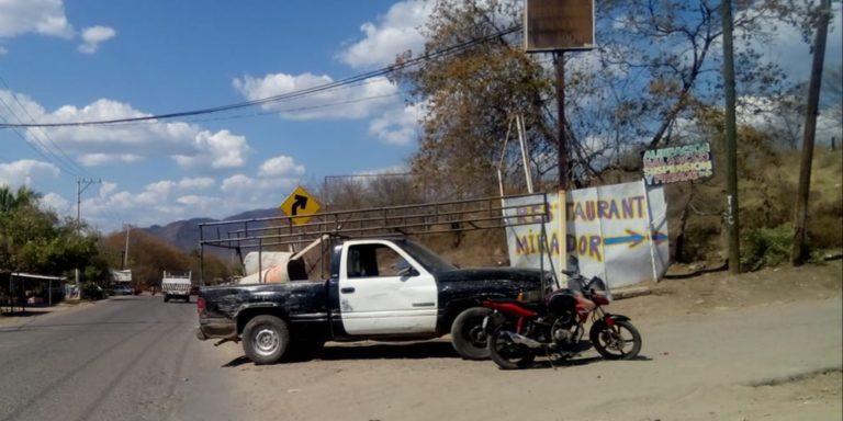 Camioneta embiste a motociclista en Cútzeo, el chofer se dio a la fuga