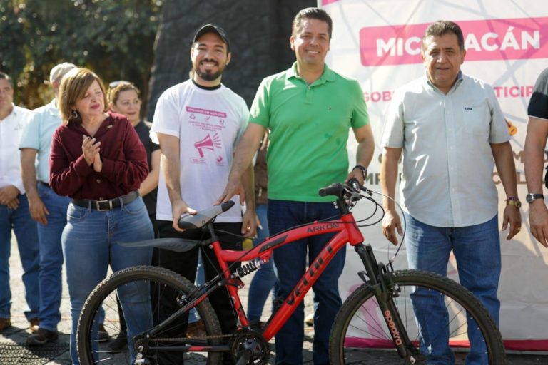 Toño García reactiva club ciclista en Apatzingán