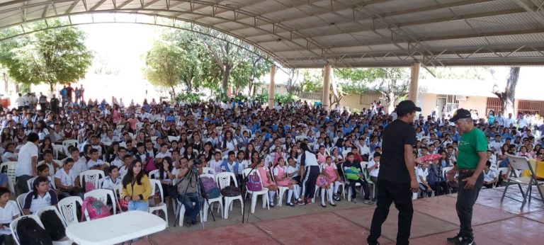 Se presentó ante centenares de estudiantes en Huetamo la obra teatral «Yo tuve un sueño»