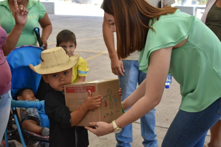 Entrega Jazmín Arroyo obras de impacto en la escuela de Tuzantla