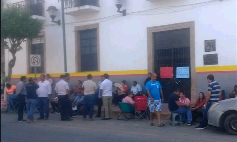 Continúa la toma del Ayuntamiento de Huetamo por maestros de la CNTE