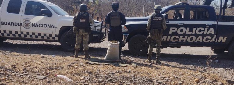 Aseguran en Carácuaro un arma de fuego y un costal con droga