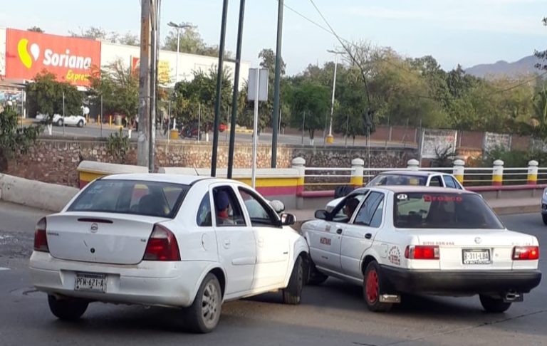 Vehículo compacto y taxi chocan en la Avenida Madero Norte de Huetamo
