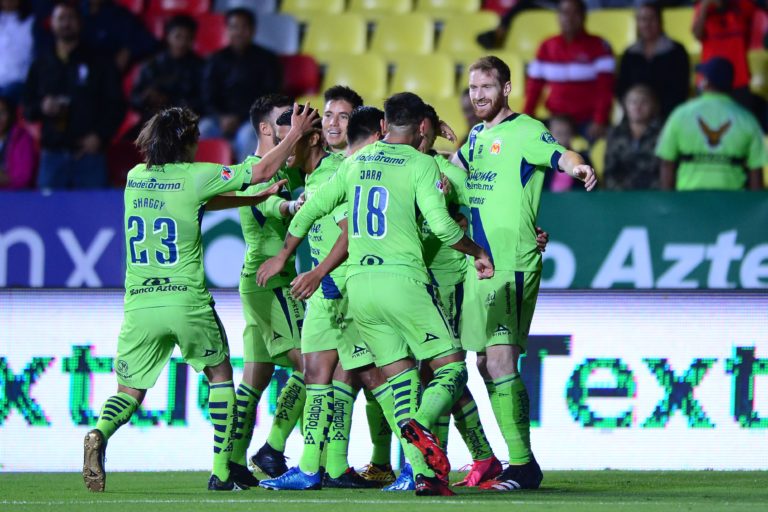 Monarcas golea a Gallos y logra su primer triunfo como local