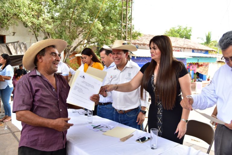Reciben 1.3 mdp hombres y mujeres del campo de Tiquicheo