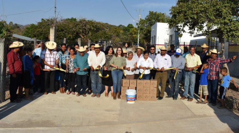 Jazmín Arroyo cumple compromisos con las localidades de El Olivo y El Encinal