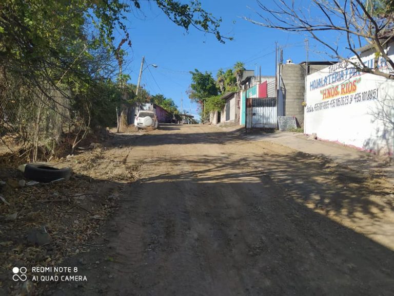 Se continúa trabajando en la conservación de calles y caminos rurales de Huetamo