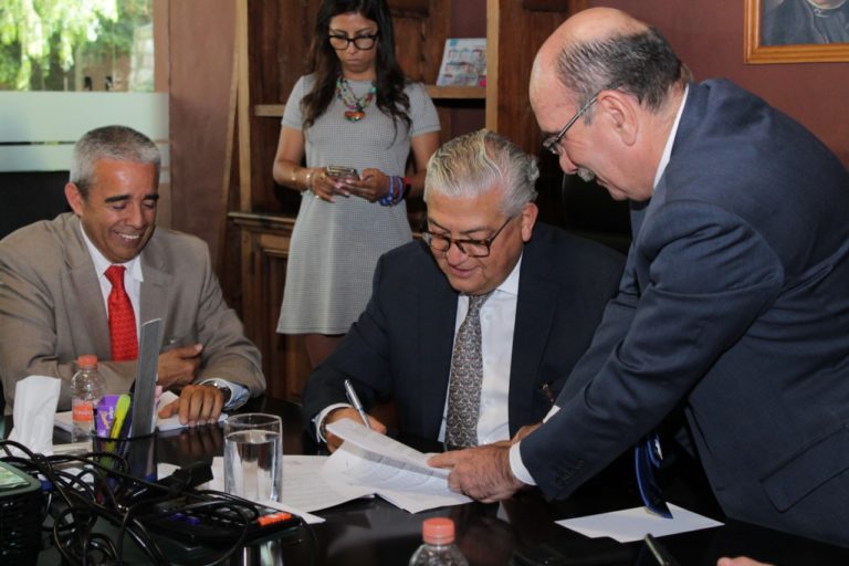 Firma la Secretaría de Finanzas y Administración contratos para financiamiento de 4 mil 90 millones de pesos para inversión pública productiva
