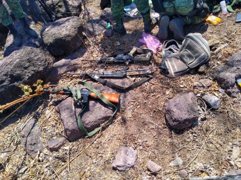 Detienen a 3 sujetos en La Calera del municipio de Zirándaro, con armas de fuego y droga