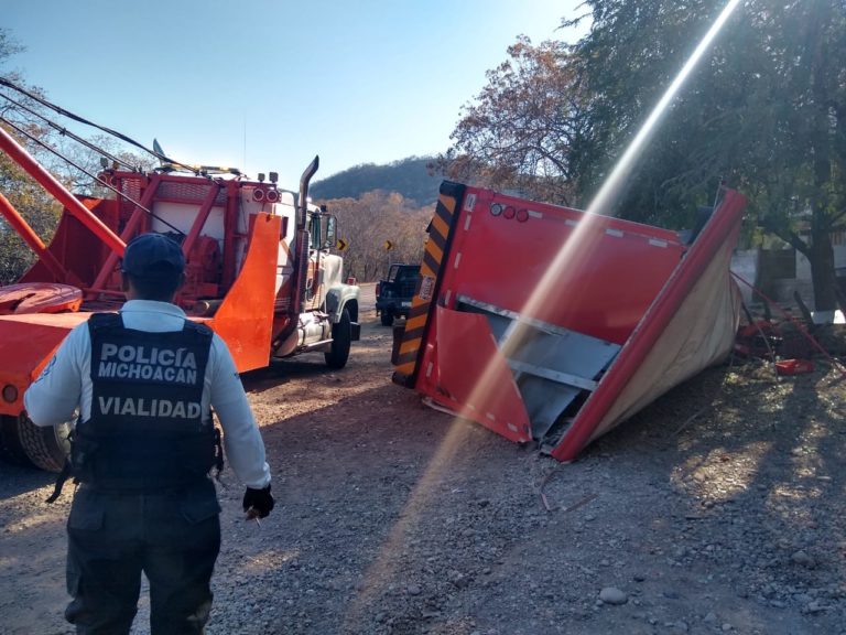 Un tráiler con Coca Cola vuelca en la carretera a Tiquicheo