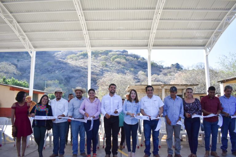 Jazmín Arroyo entrega obras educativas en Tuzantla