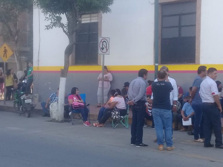 Maestros de la CNTE toman las presidencias municipales de Huetamo y la región