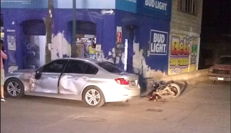 Moto y BMW chocan en la esquina del puente de Don Julio