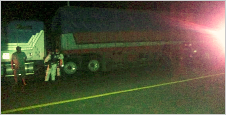 Tractocamión destruye parte del retén de la SSP y la GN en la carretera Huetamo–Ciudad Altamirano