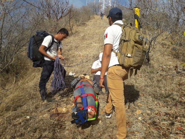 Protección Civil de Huetamo rescató con éxito a joven herido en la cima del cerro de Turitzio