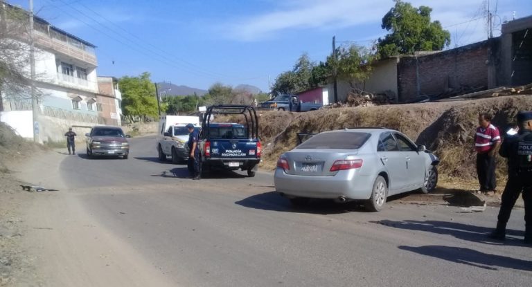 Por manejar a exceso de velocidad, vehículo chocó con paredón en el libramiento de Huetamo
