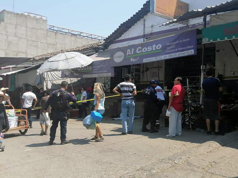 Anciano muere al golpearse la cabeza en el exterior de una farmacia del centro de Huetamo