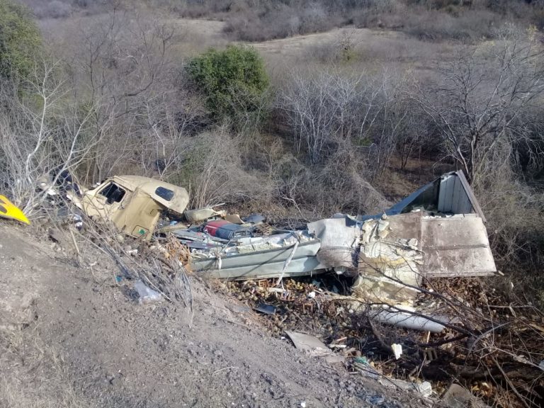 Otro tráiler se sale de la carretera Huetamo a San Lucas, es el cuarto en menos de un mes en la región