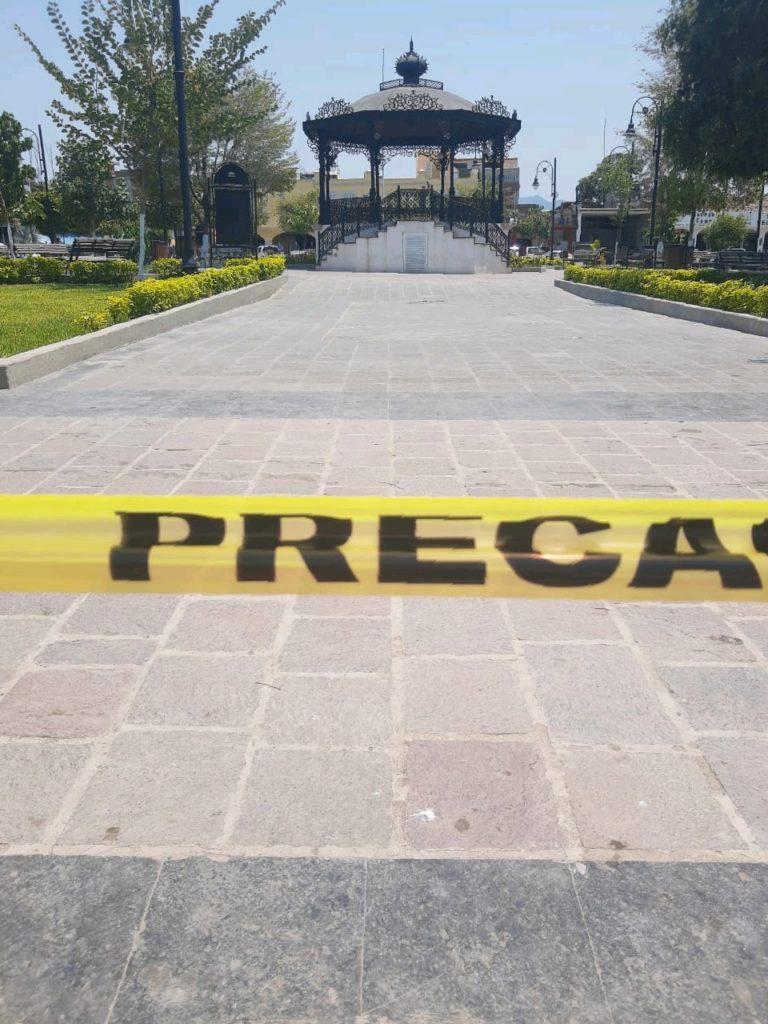 Cierran el acceso peatonal al jardín principal de Huetamo