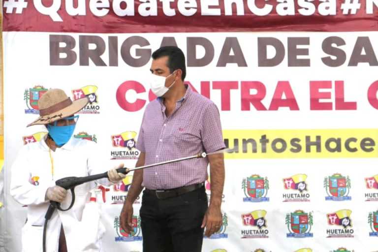 Alcalde de Huetamo supervisa operación de filtro sanitario en la carretera a Morelia