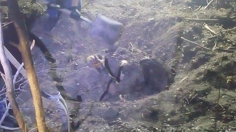 Hallan cadáver de una mujer semienterrado en Huetamo