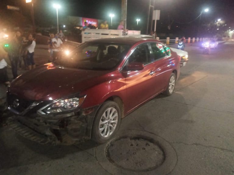 Por andar jugando carreras, moto choca con auto frente al puente de Don Julio