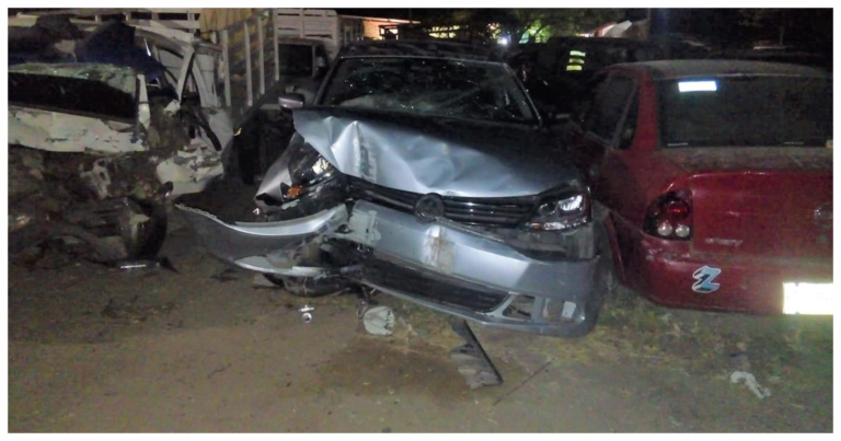 Automóvil se impactó con poste de luz en la salida a Purechucho