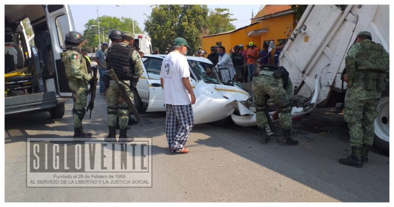 Taxista se impacta contra camión recolector de basura en el Libramiento de Huetamo