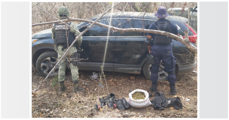 Aseguran en Carácuaro droga, equipo táctico y vehículo con reporte de robo