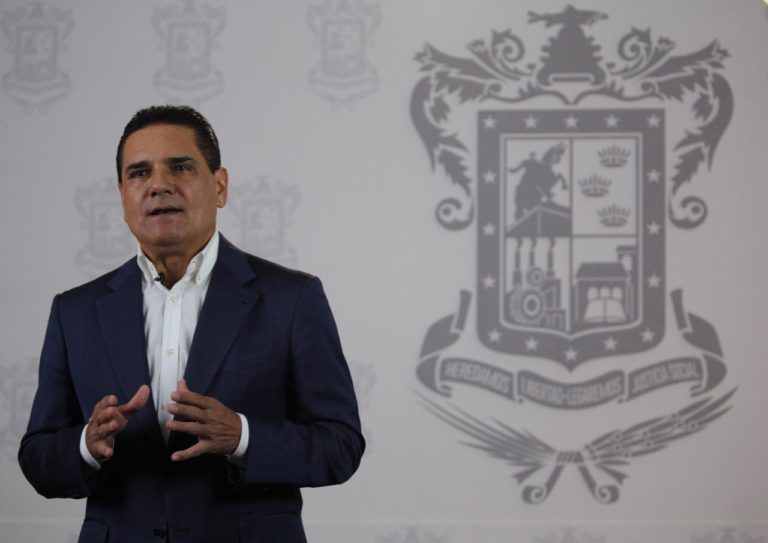 Aumenta Silvano Aureoles 60% el sueldo a médicos y enfermeras