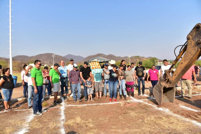 La alcaldesa de Tiquicheo Hortencia Sánchez inicia la construcción de las gradas en la Unidad Deportiva