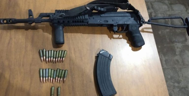 En Carácuaro fue detenido un sujeto con arma de fuego