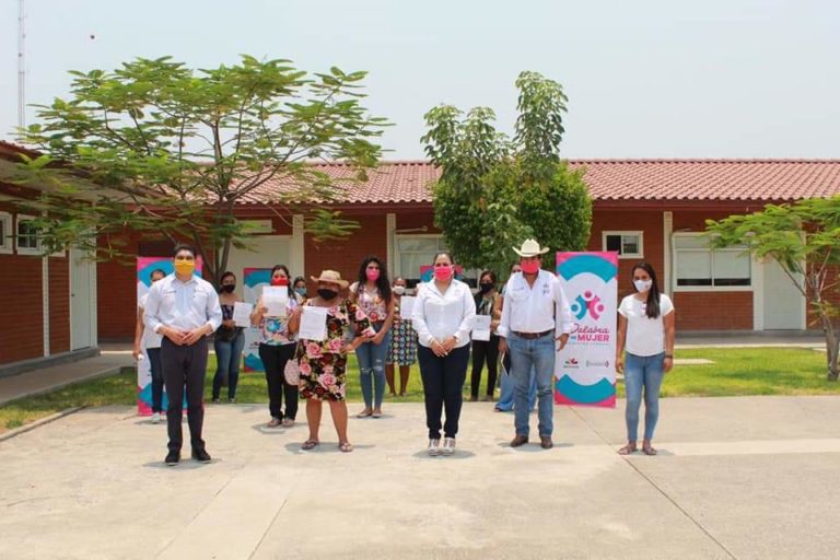 57 familias de Huetamo se benefician por el programa Palabra de Mujer