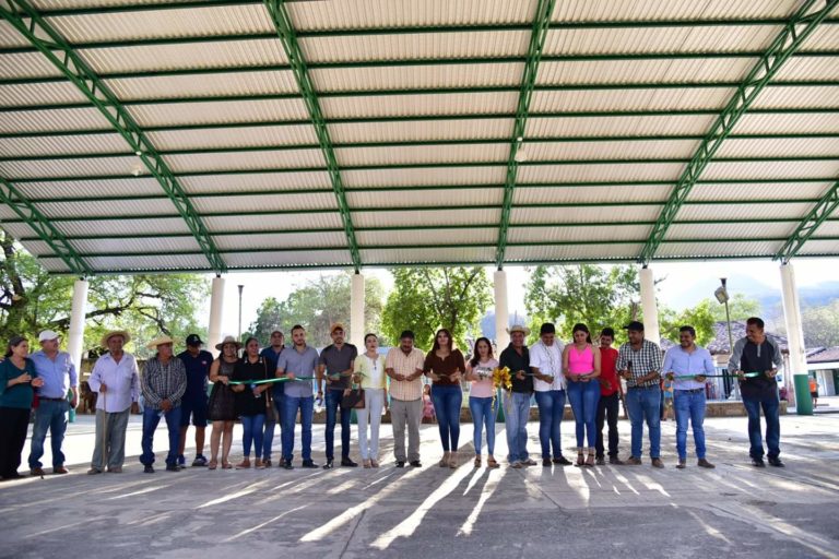 Entrega alcaldesa Hortencia Sánchez techo elevado en la localidad de Purungueo