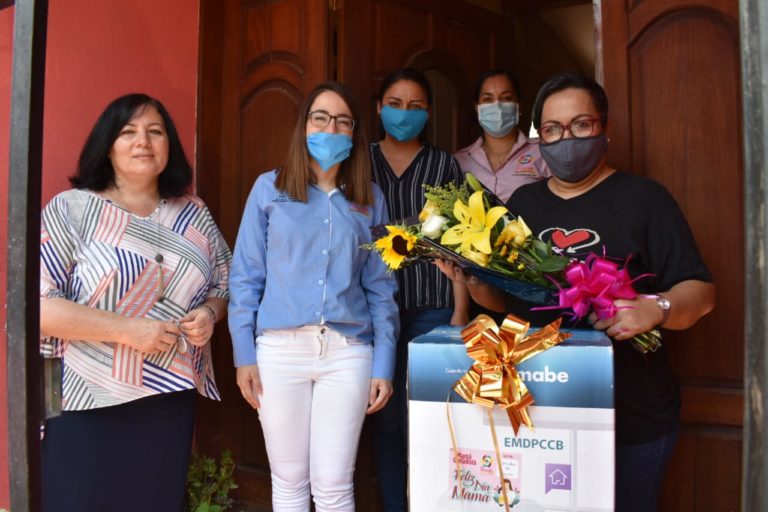 Jazmín Arroyo Martínez reconoce papel de las mamás en el desarrollo de Tuzantla