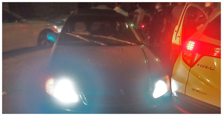 Dos vehículos Honda chocaron en la Avenida Madero de Huetamo