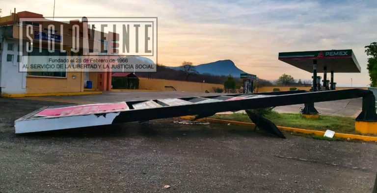Tromba tumba espectacular en gasolinera y causa daños menores en Huetamo