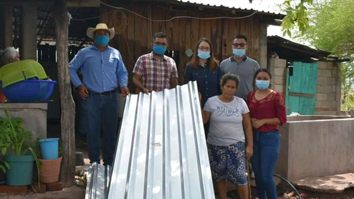 Apoya Jazmín Arroyo a familias afectadas por fuerte viento en una comunidad de Tuzantla