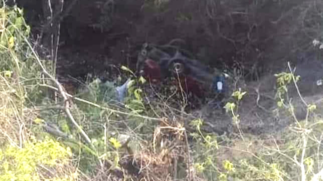 Comerciante que venía al tianguis de Huetamo, vuelca su camioneta en la carretera de Tiquicheo a Tuzantla