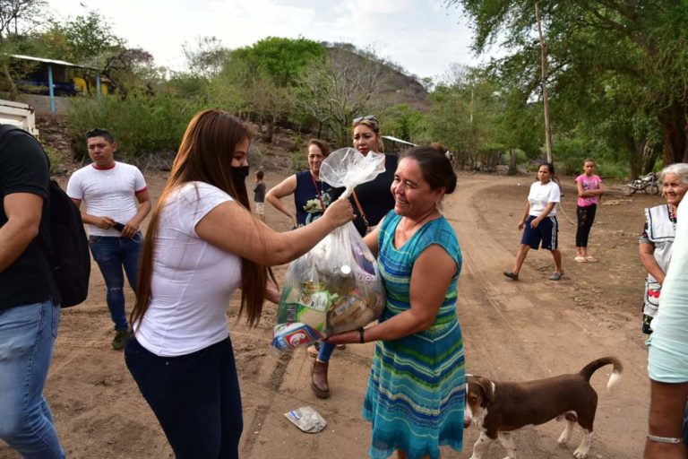 Alcaldesa de Tiquicheo entrega más despensas en localidades del municipio