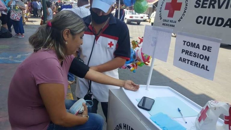 La Cruz Roja de Huetamo toma la presión y distribuye cubrebocas en la Avenida Madero