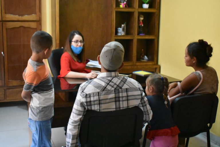 Es un honor ayudar a los habitantes de Tuzantla que más lo necesitan: Jazmín Arroyo Martínez