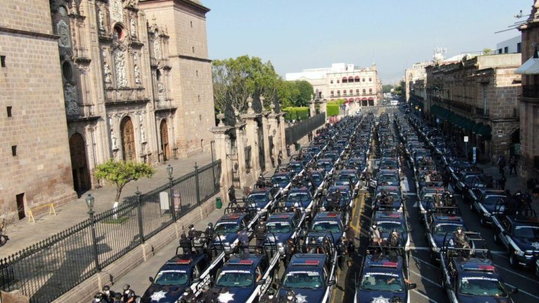 Refuerza Michoacán seguridad; entrega Gobernador 140 patrullas