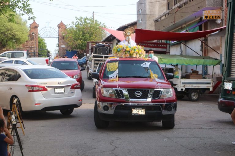 Recorre el Santísimo Sacramento las calles de Huetamo