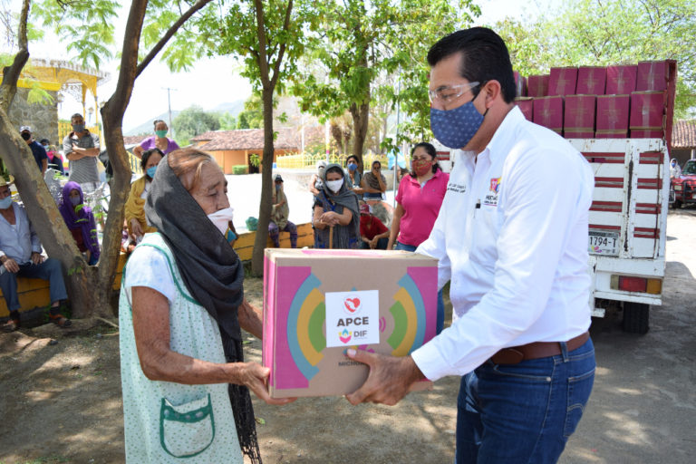 Llega «Michoacán Alimenta» a familias huetamenses que más lo necesitan