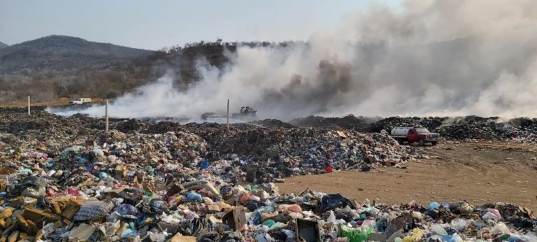 Ayuntamiento de Huetamo continúa combatiendo el incendio en el CITIRS