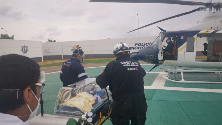 Trasladan vía aérea a recién nacido prematuro de Huetamo a Morelia