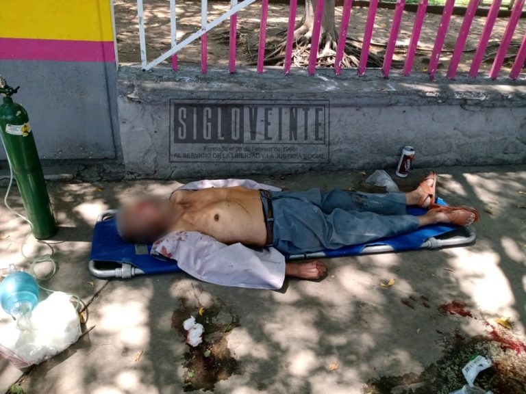 Desconocido muere en el exterior de la Unidad Deportiva de Huetamo