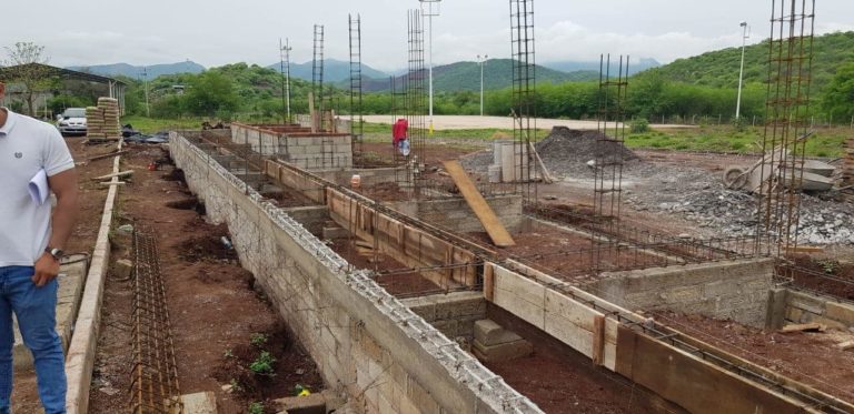 Avanza la construcción de tribunas en la Unidad Deportiva de Tiquicheo