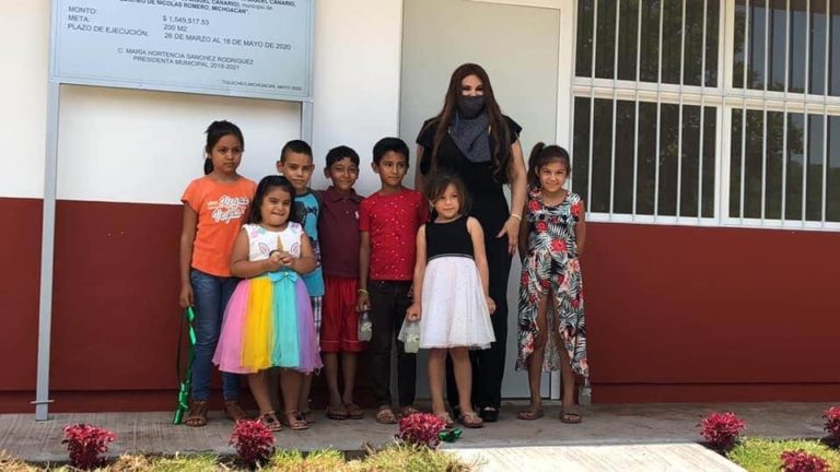 Alcaldesa de Tiquicheo Hortencia Sánchez inaugura 3 aulas en San Miguel Canario